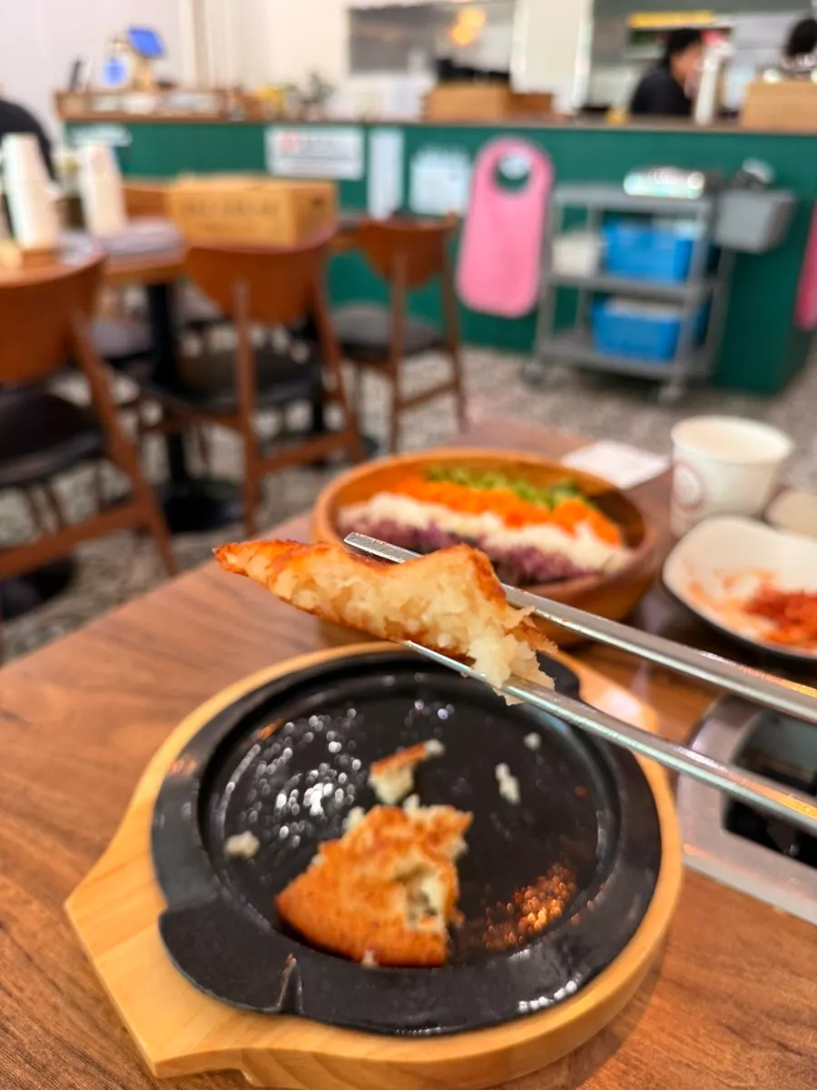 육수에 넣어 끓인 흑마늘 손칼국수 면