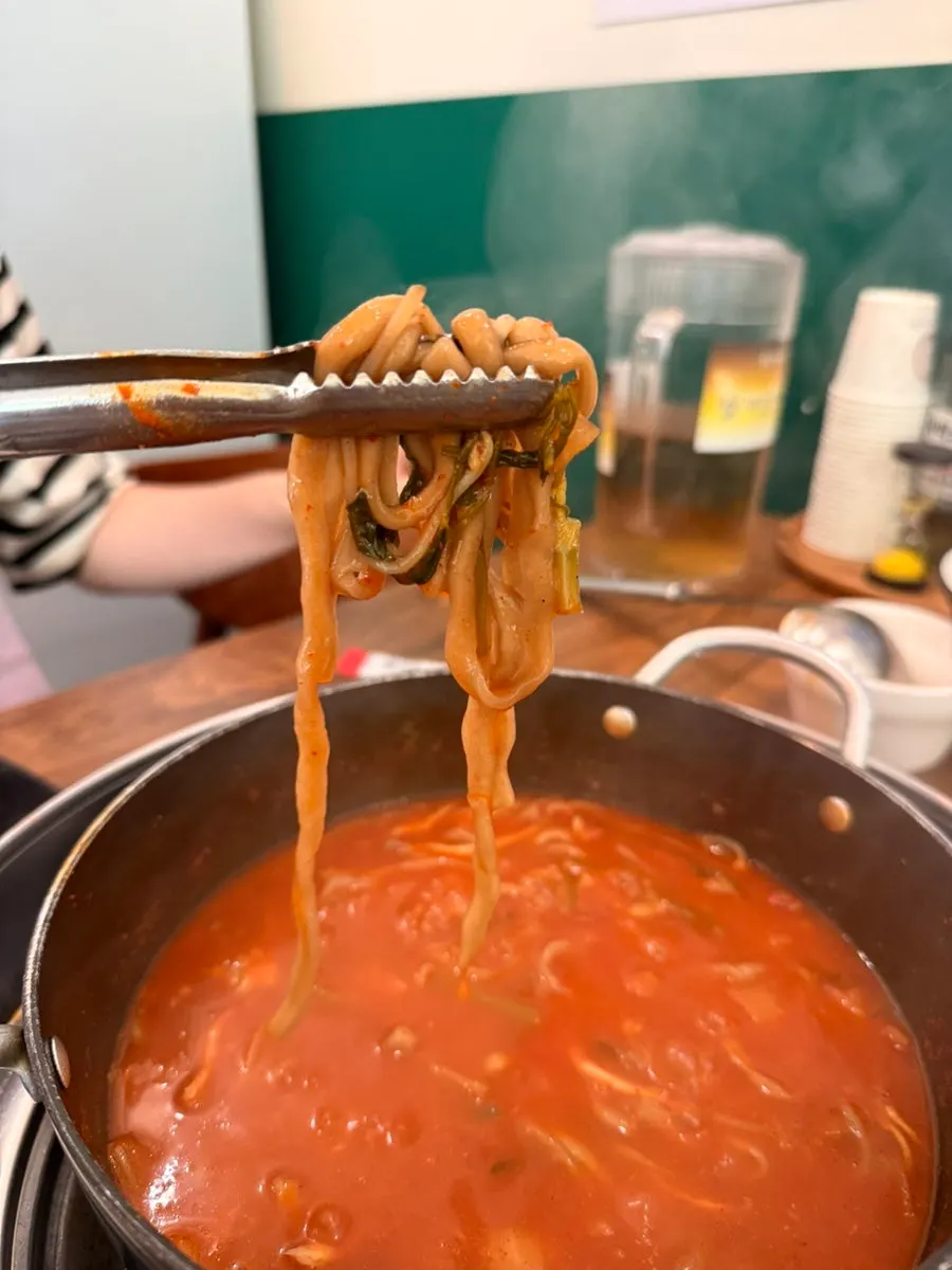 검은빛이 도는 흑마늘 칼국수면 클로즈업