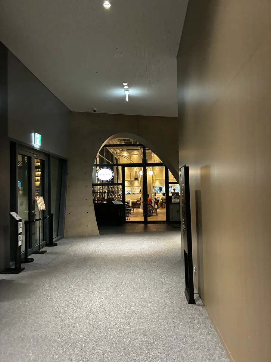 The elegant entrance of Romaok Magok