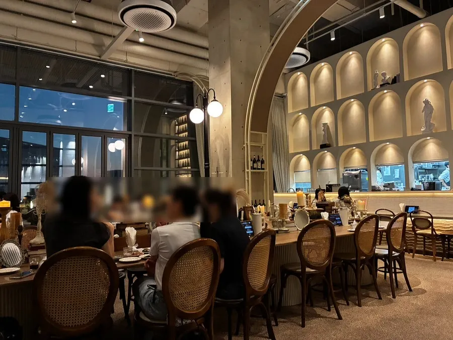 The atmosphere inside Romaok Magok