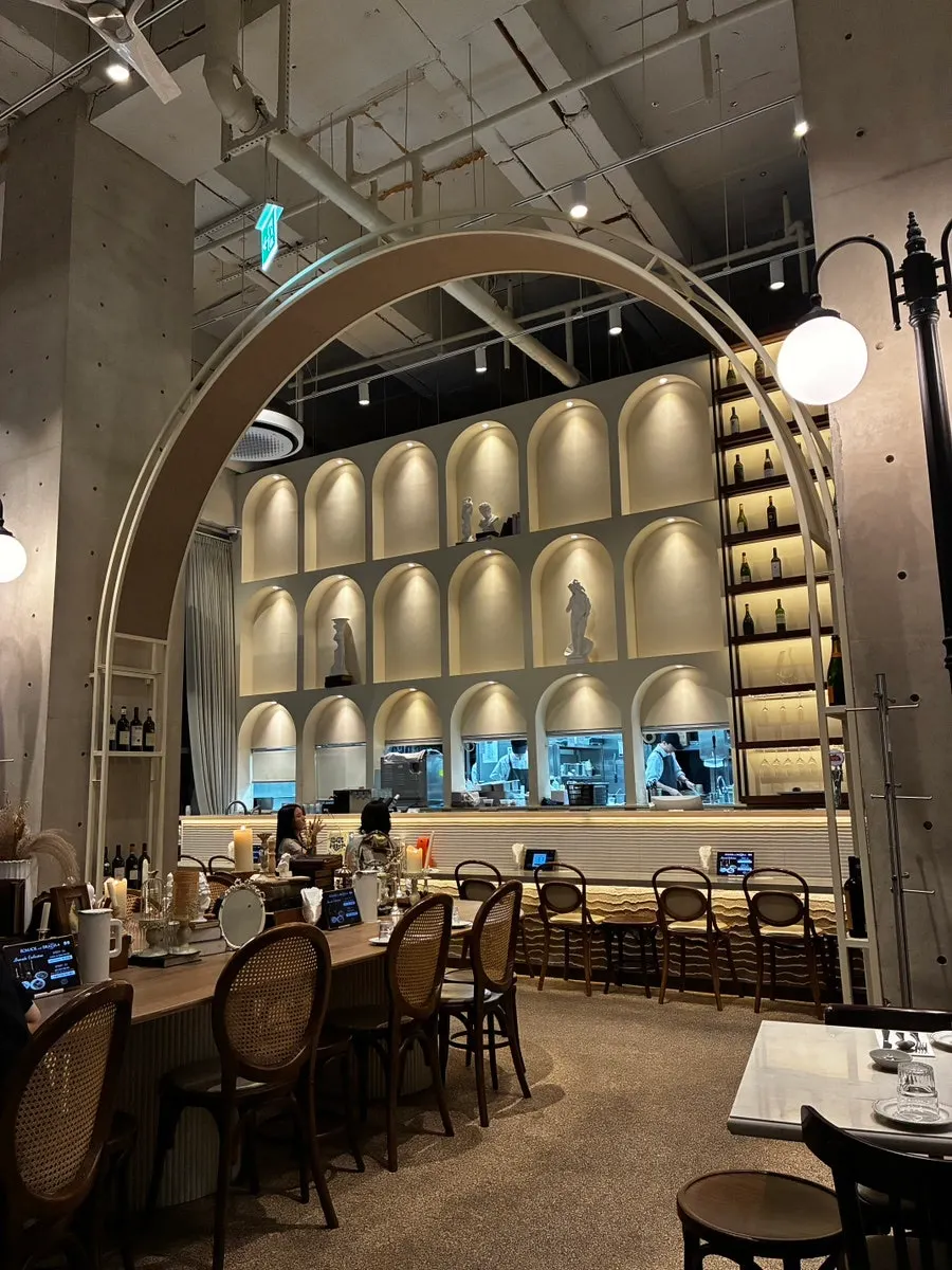 Romaok Magok atmosphere for dates and anniversaries