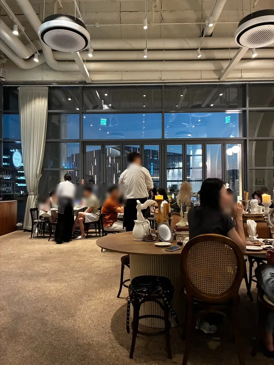Romaok Magok space for an atmospheric meal
