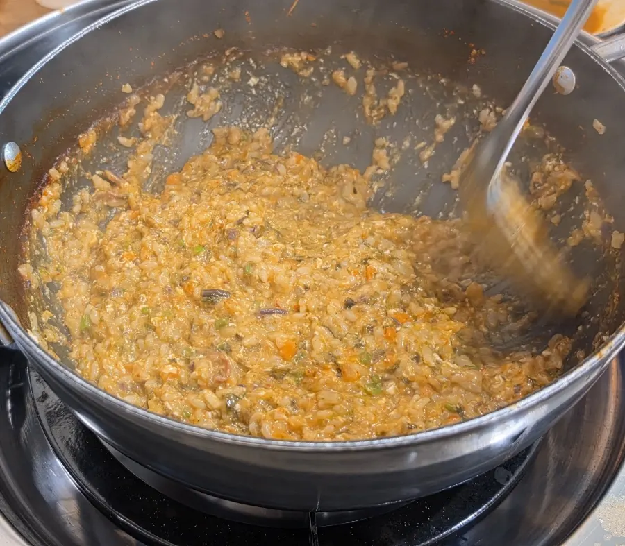 Fried rice made by adding five-grain rice and raw egg to the leftover broth