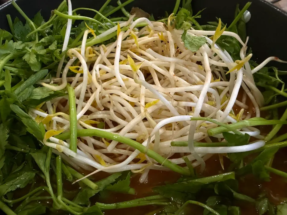 Shabu-kalguksu ttukbaegi packed with minari