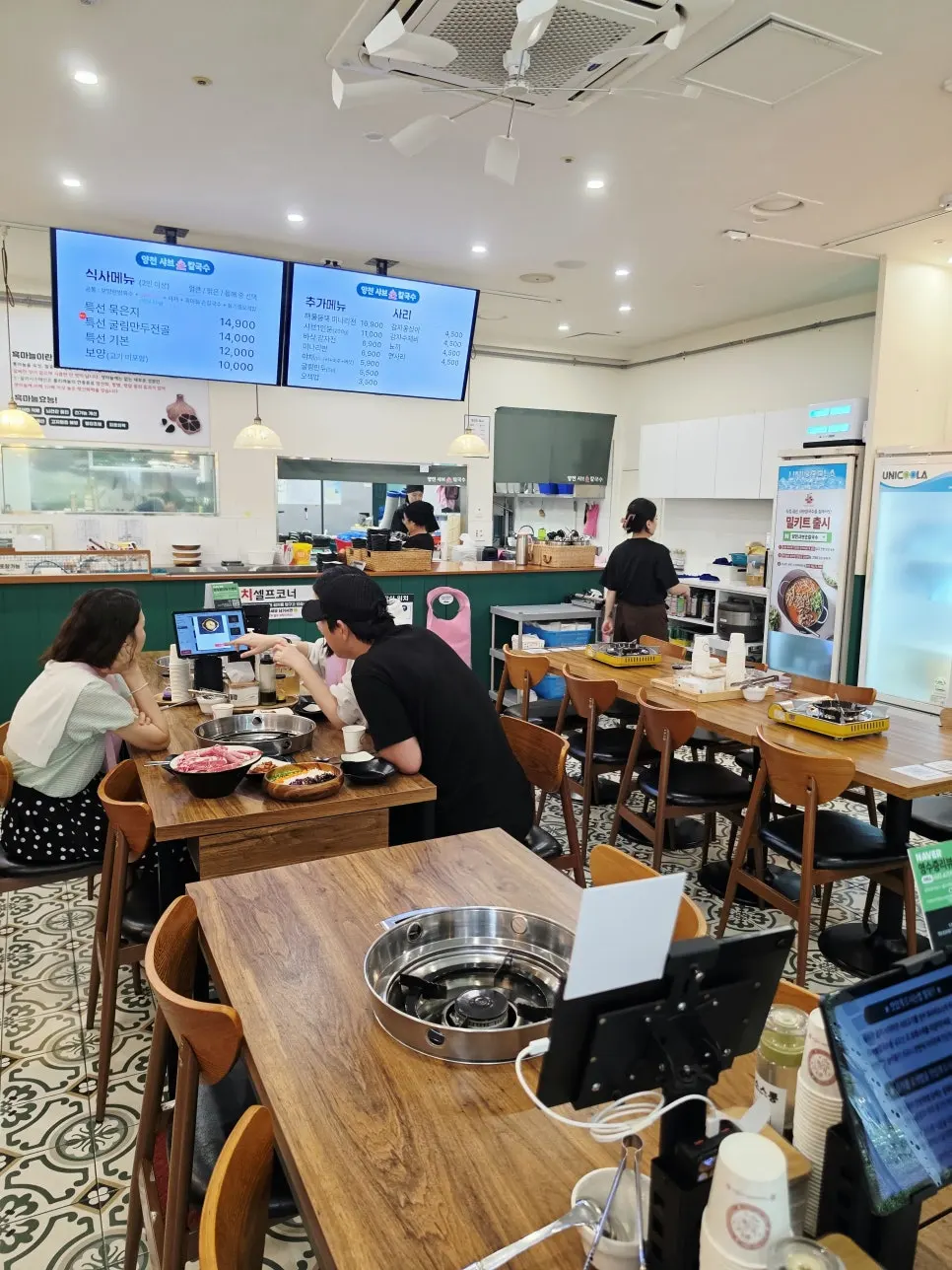 Bright, clean interior of Yangcheon Shabu Son Kalguksu, Magok Main Branch