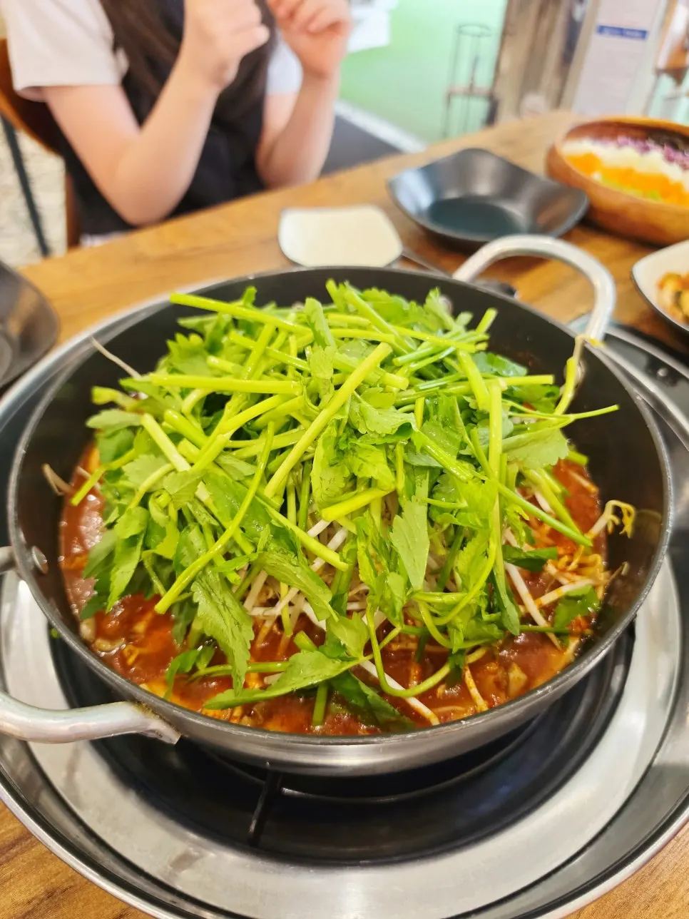 Table with the spicy broth pot on the burner