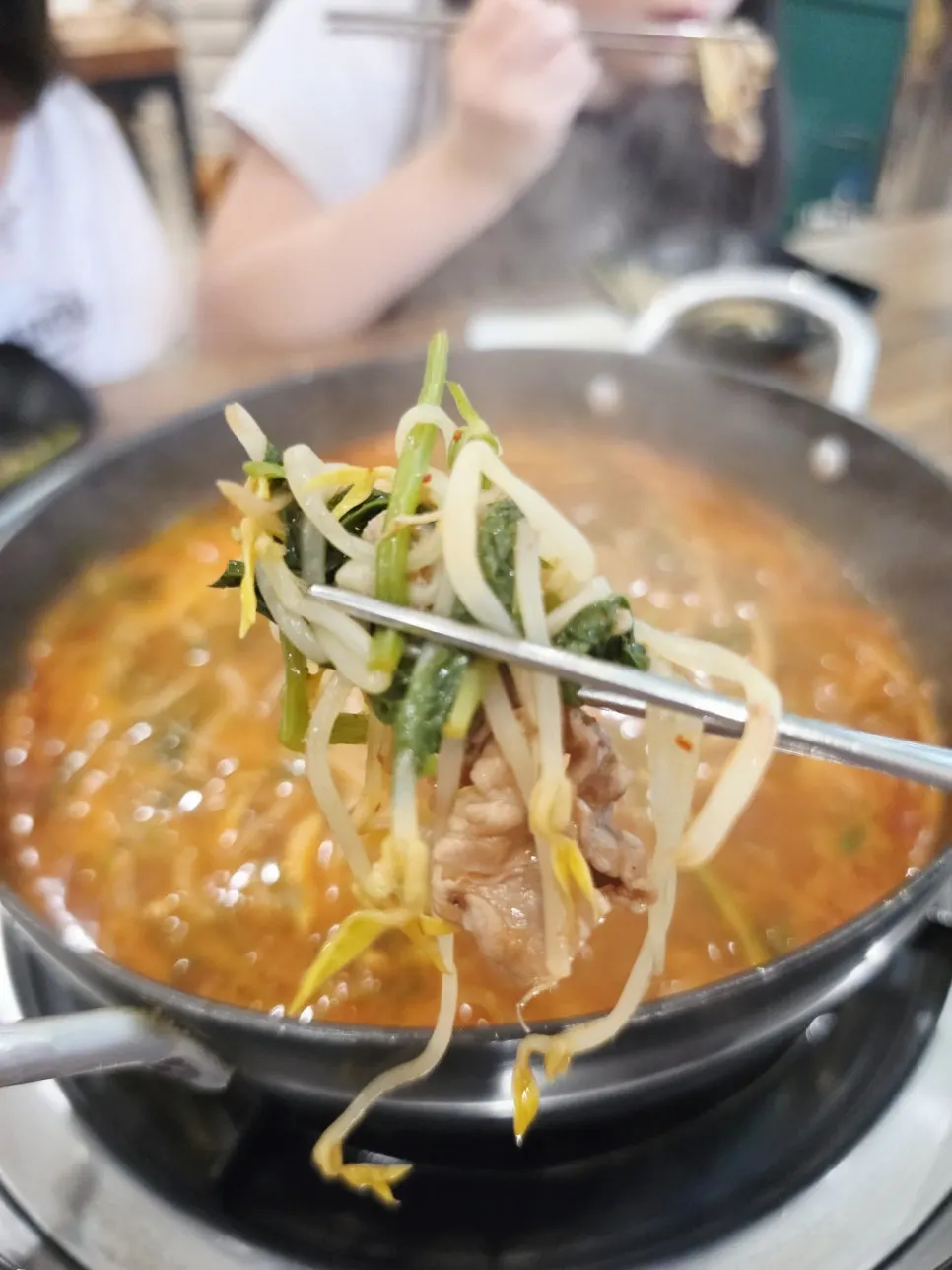 Meat picked up together with minari and mung bean sprouts