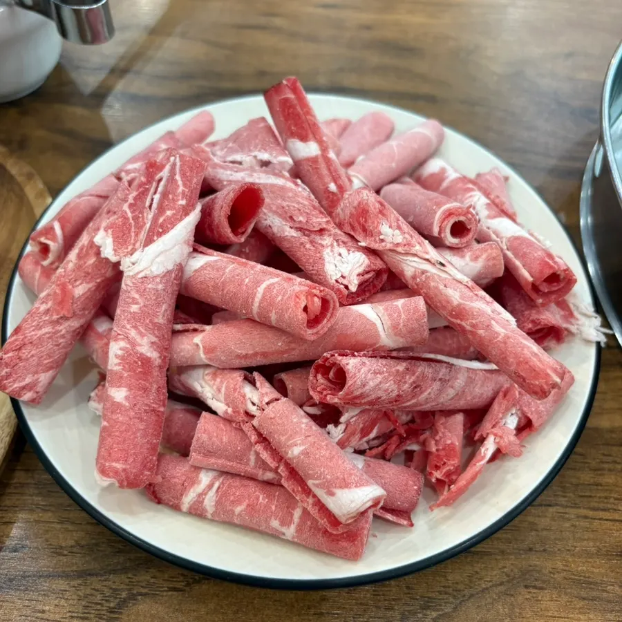 One 200 g serving of shabu-shabu meat