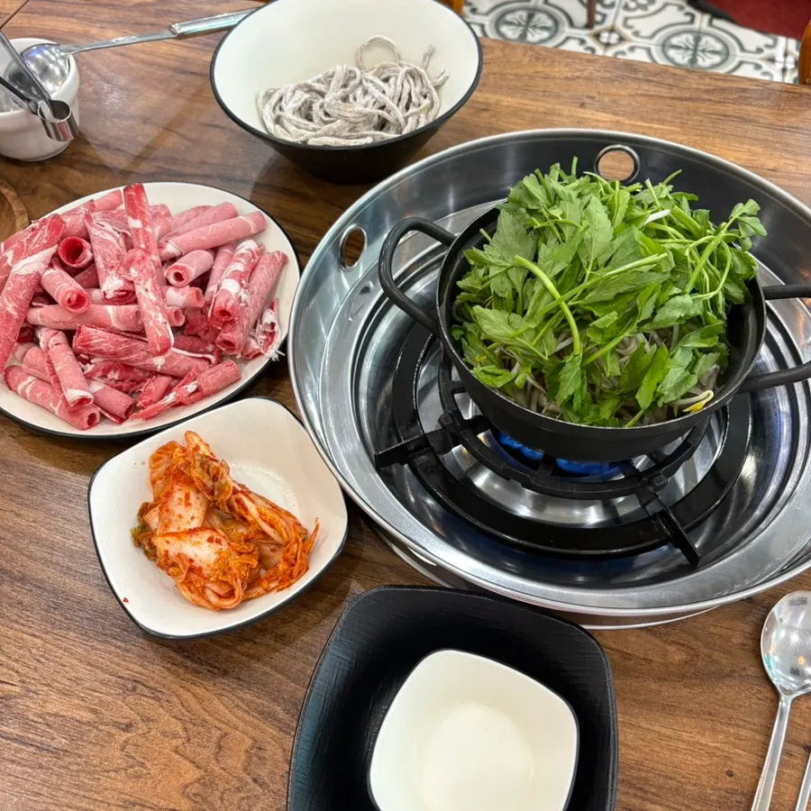 Shabu-shabu with vegetables and broth