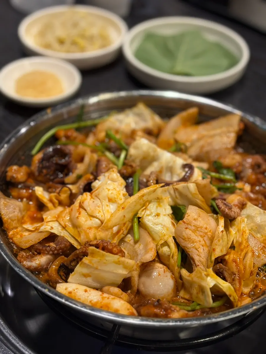 Jjukkumi pedas yang sedang masak di atas meja