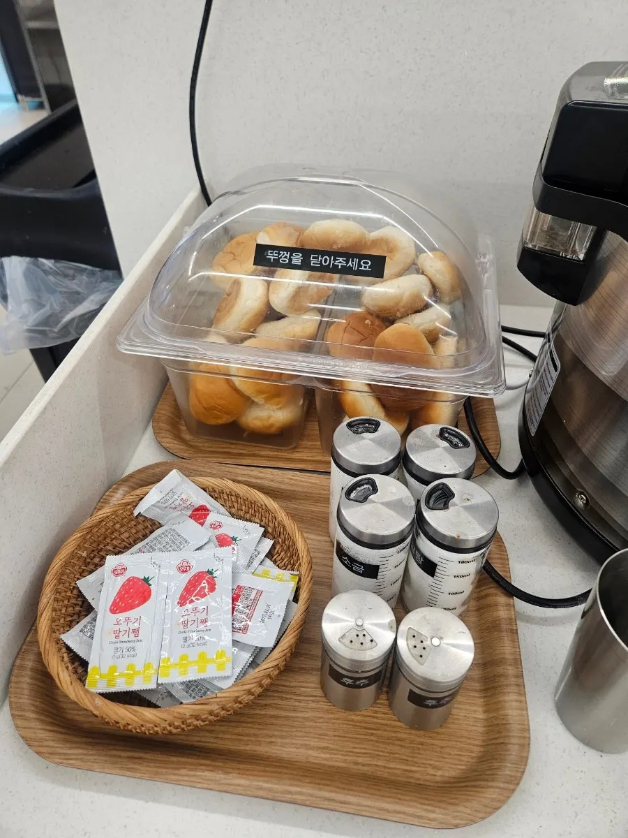 셀프바 기본 반찬과 떡볶이
