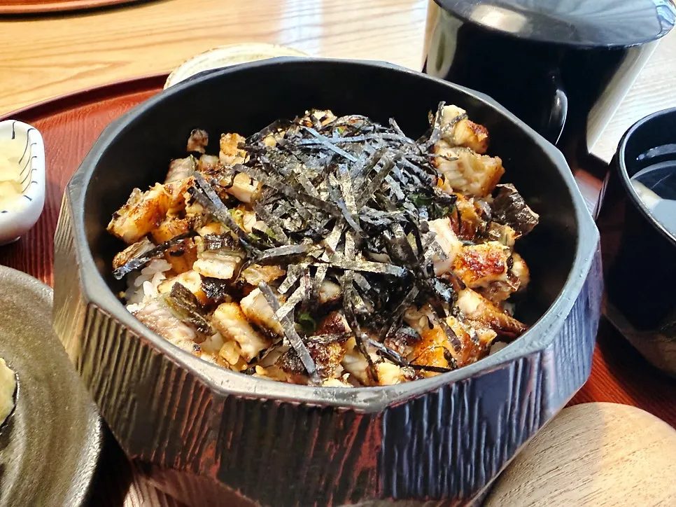 Eel rice bowl table setting at Unagi Yondaime Kikukawa One Grove Branch