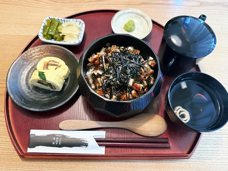 A bowl of hitsumabushi piled generously with eel