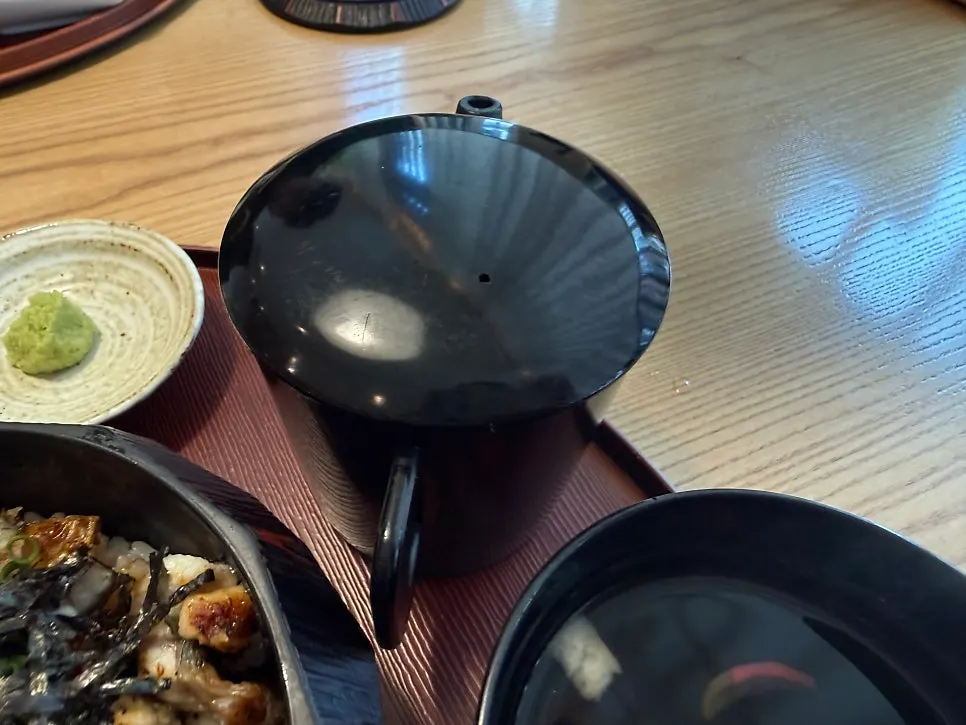 Eel rice bowl portioned out with toppings added