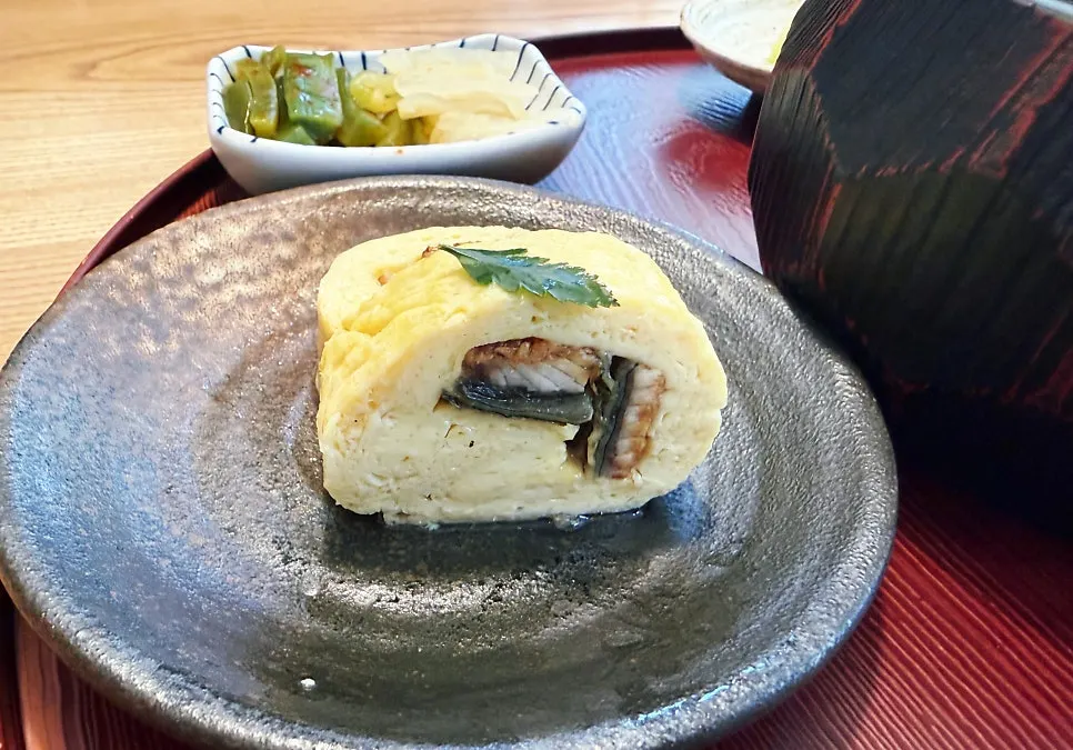 Pouring warm water to enjoy it as ochazuke