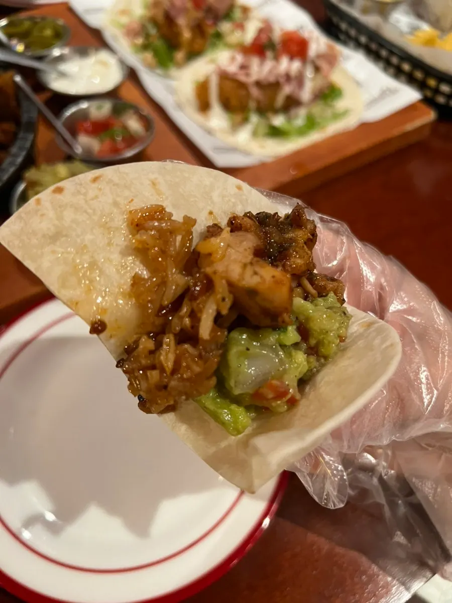 다양한 소스를 곁들인 파히타 식사