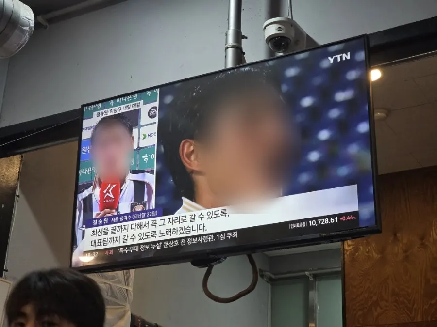 안쪽으로 길게 뻗은 매장 내부 좌석