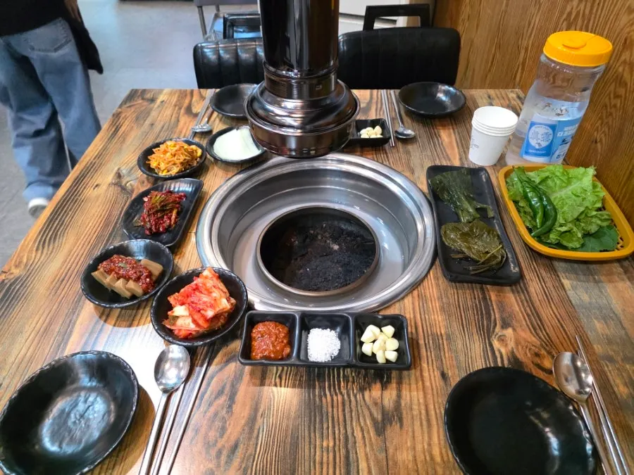테이블에 세팅된 기본 밑반찬 상차림