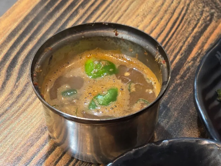 불판 위에 올려진 멜젓