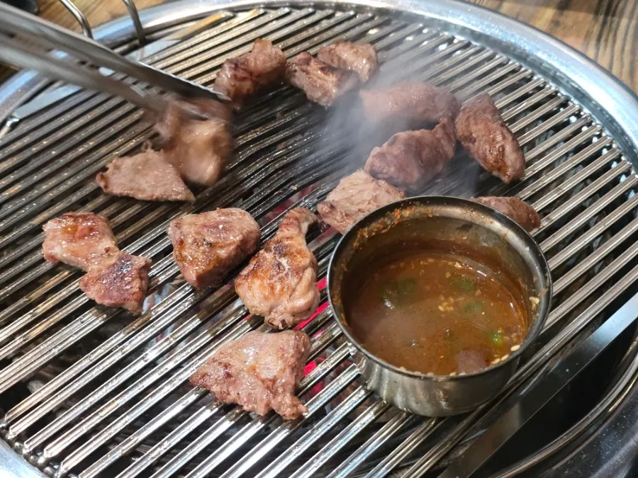 구워진 제주목살과 오겹살 단면