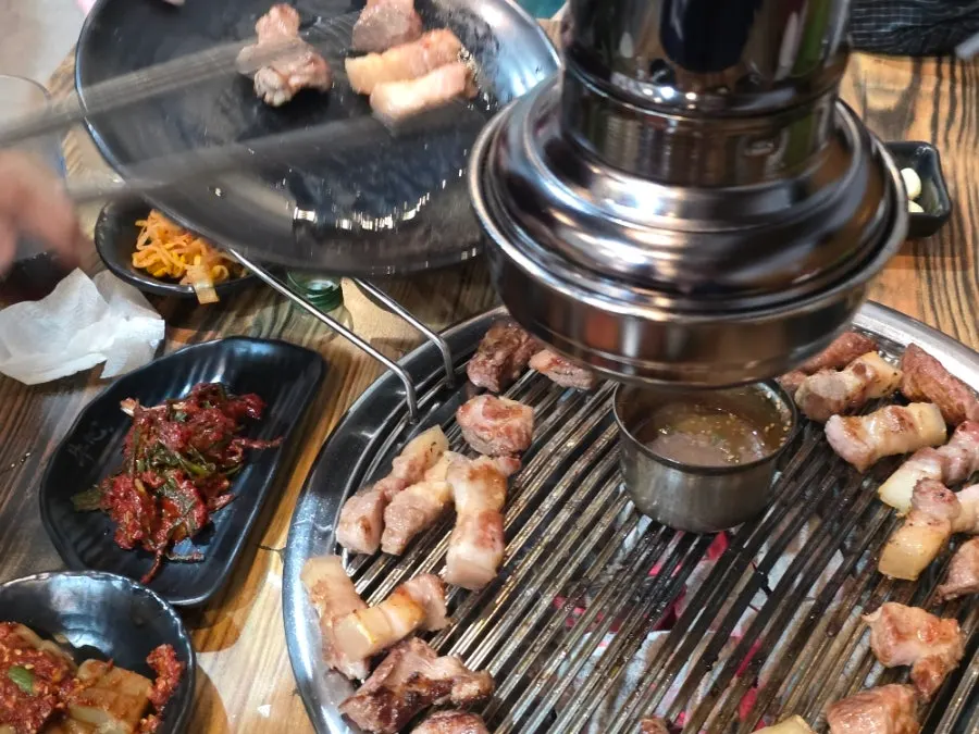 명이나물에 고기를 싸 먹는 모습