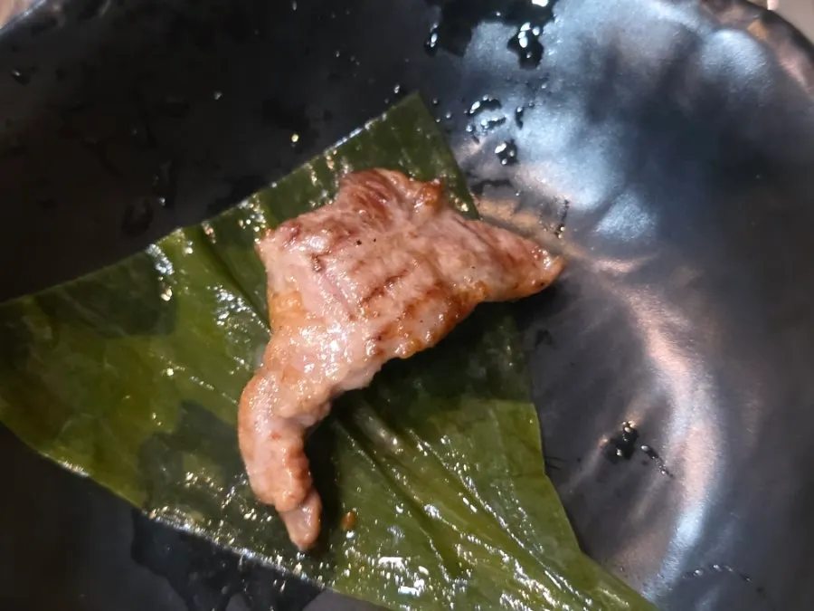 추가 주문한 고기가 올라간 불판