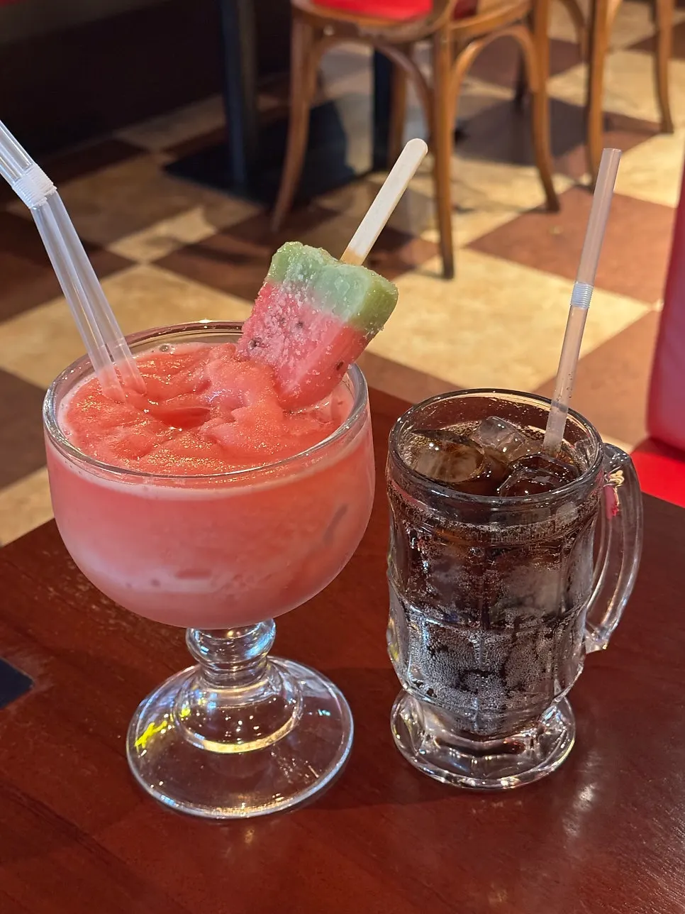 커플 세트와 음료가 차려진 한 상
