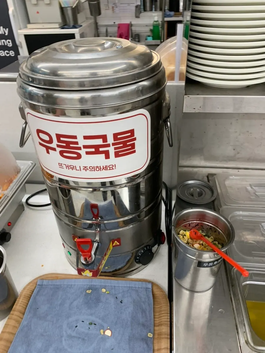 빵과 스프가 있는 무료 셀프바