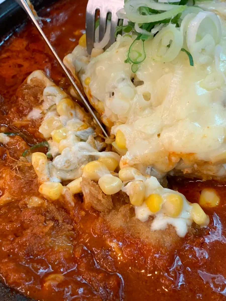 콘치즈와 함께 나온 뚝배기 뜨돈가스