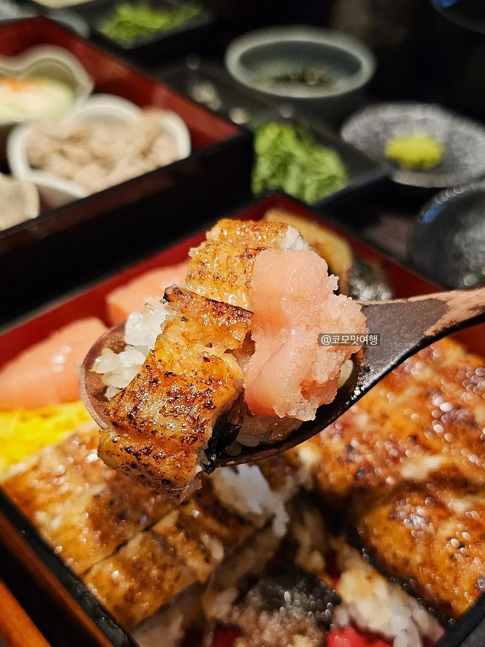 Eel rice bowl enjoyed as it is