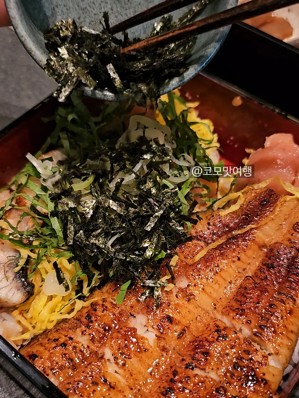 Eel rice bowl mixed with garnishes