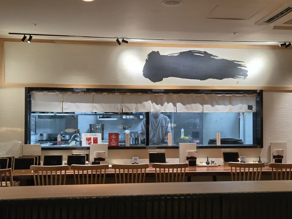 木目調の照明のキクカワ店内