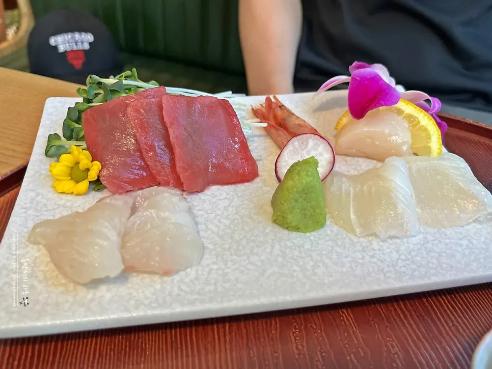 A plate from the sashimi set