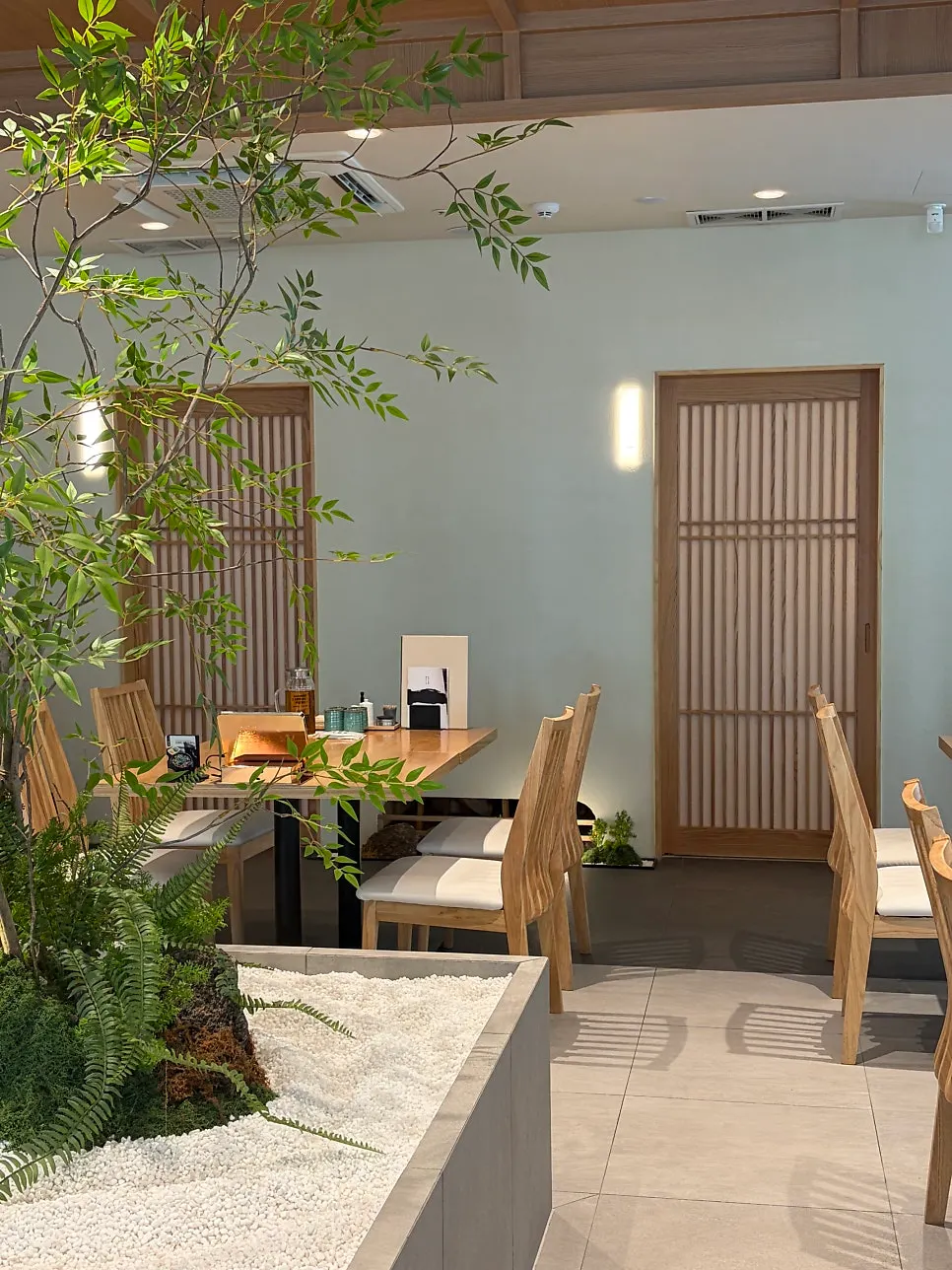 Spacious dining-room table area