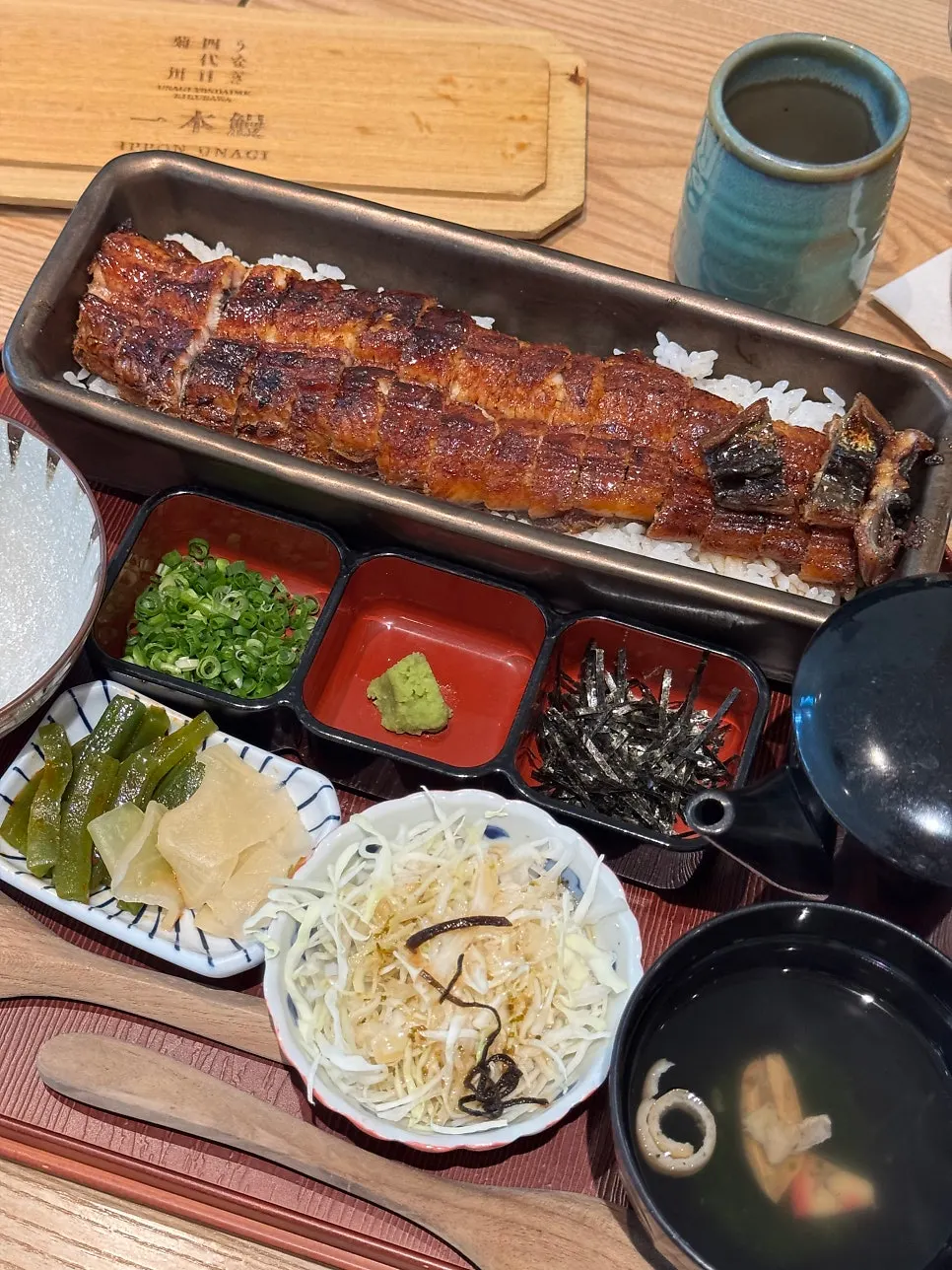장어 한 마리가 담긴 히츠마부시