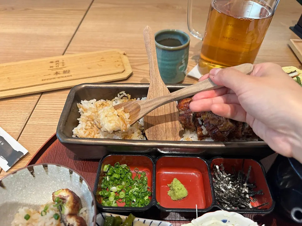 타래소스를 뿌린 장어덮밥