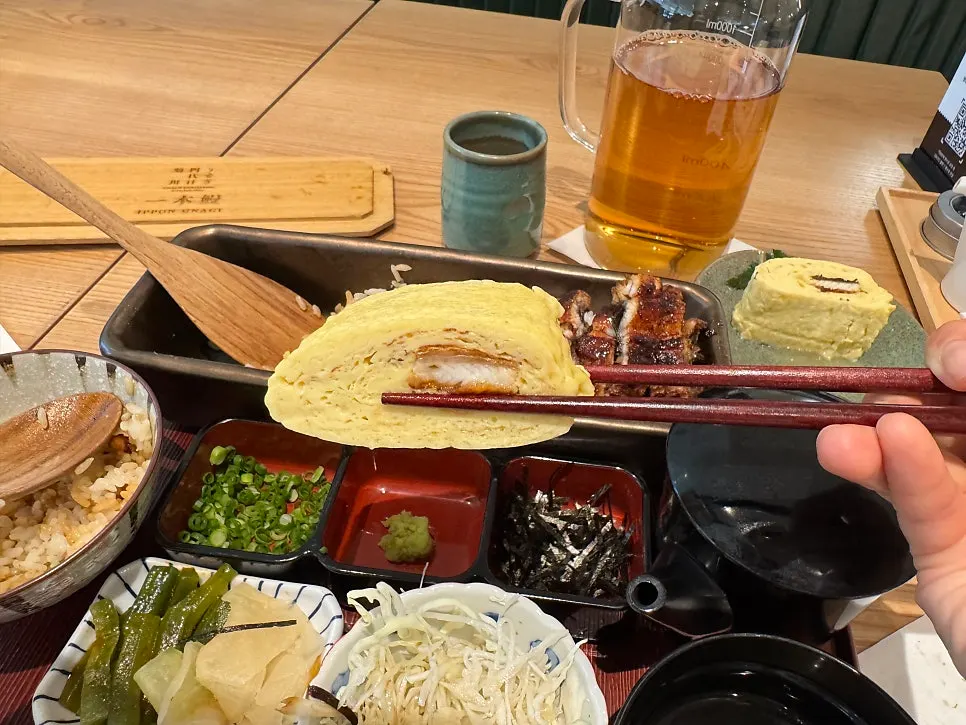 여유로운 혼밥 뒤 장어덮밥 식사