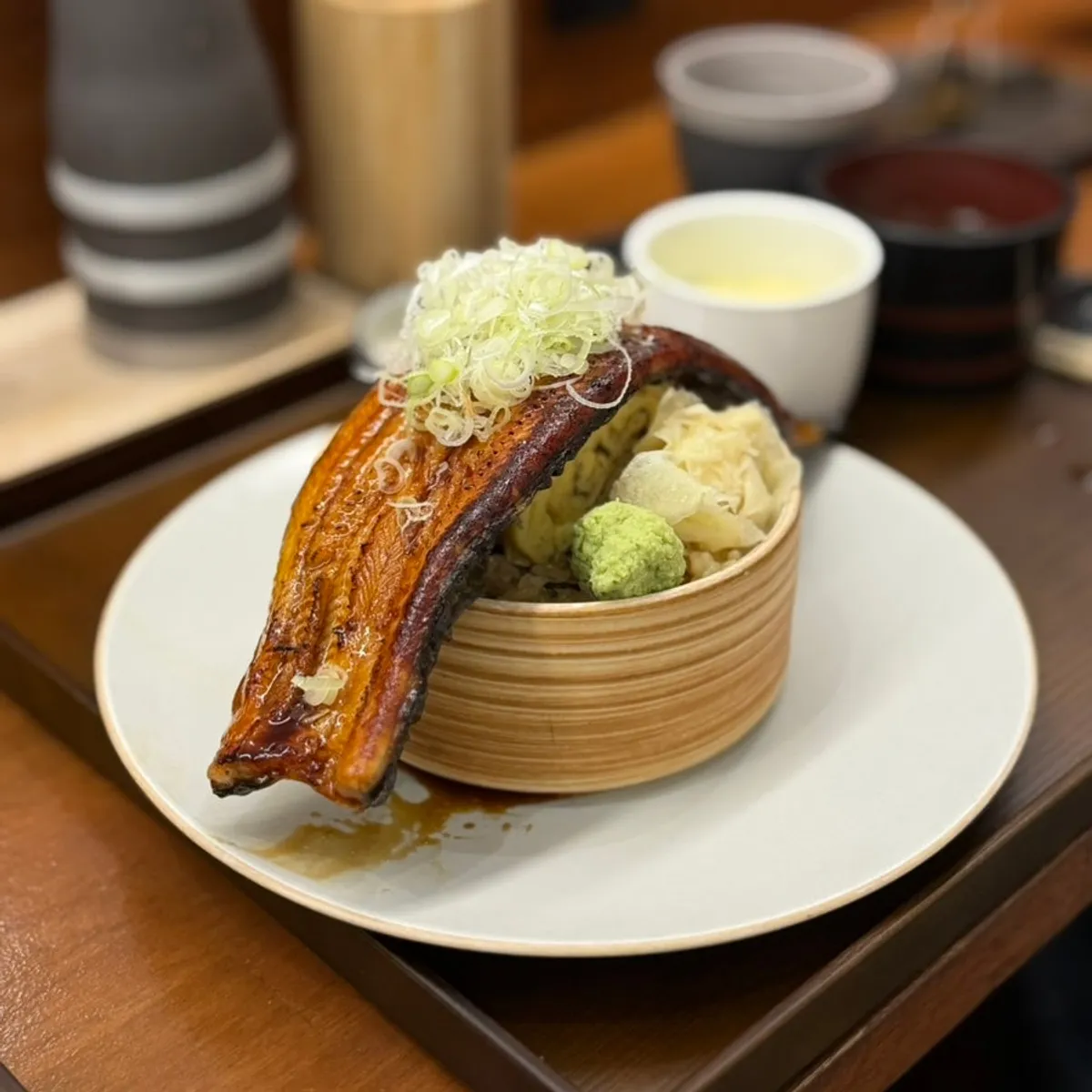 A full spread of unagi-don and daily sushi set