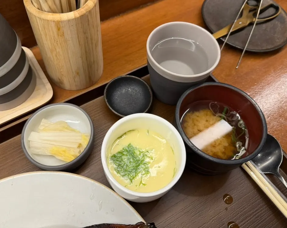 Rice topped with eel and scallions