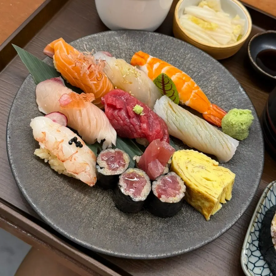 Sushi set meal and side dishes