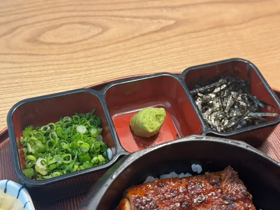 숯불 장어와 밥을 그대로 먹는 구성
