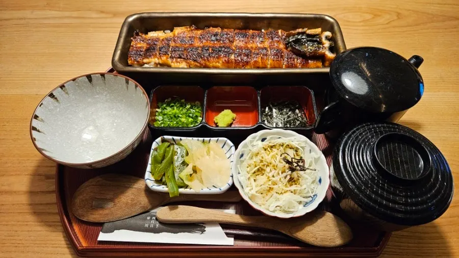 Full spread of hitsumabushi and unaju