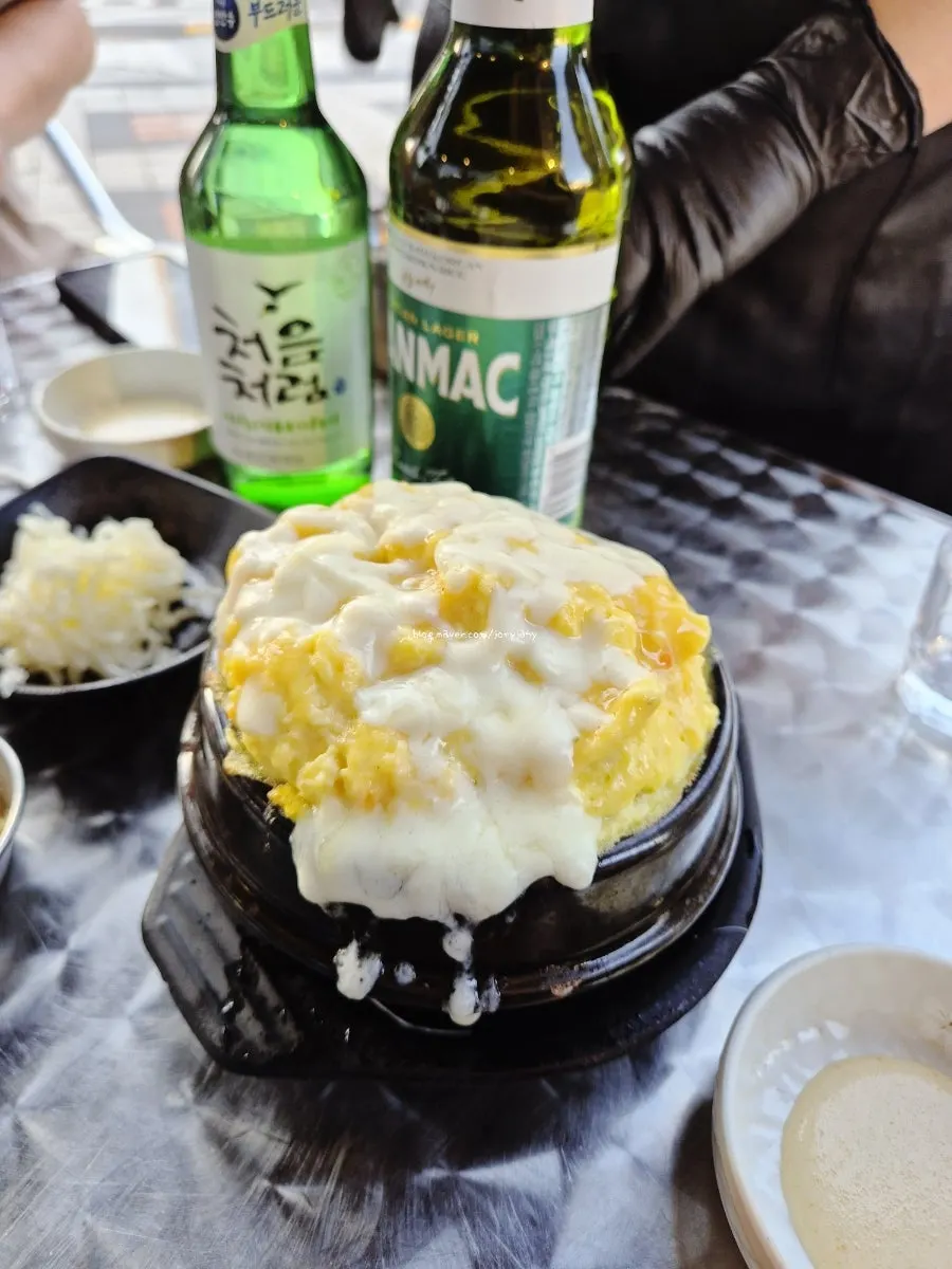 쫄깃한 쭈꾸미 한 점 집어 올린 모습