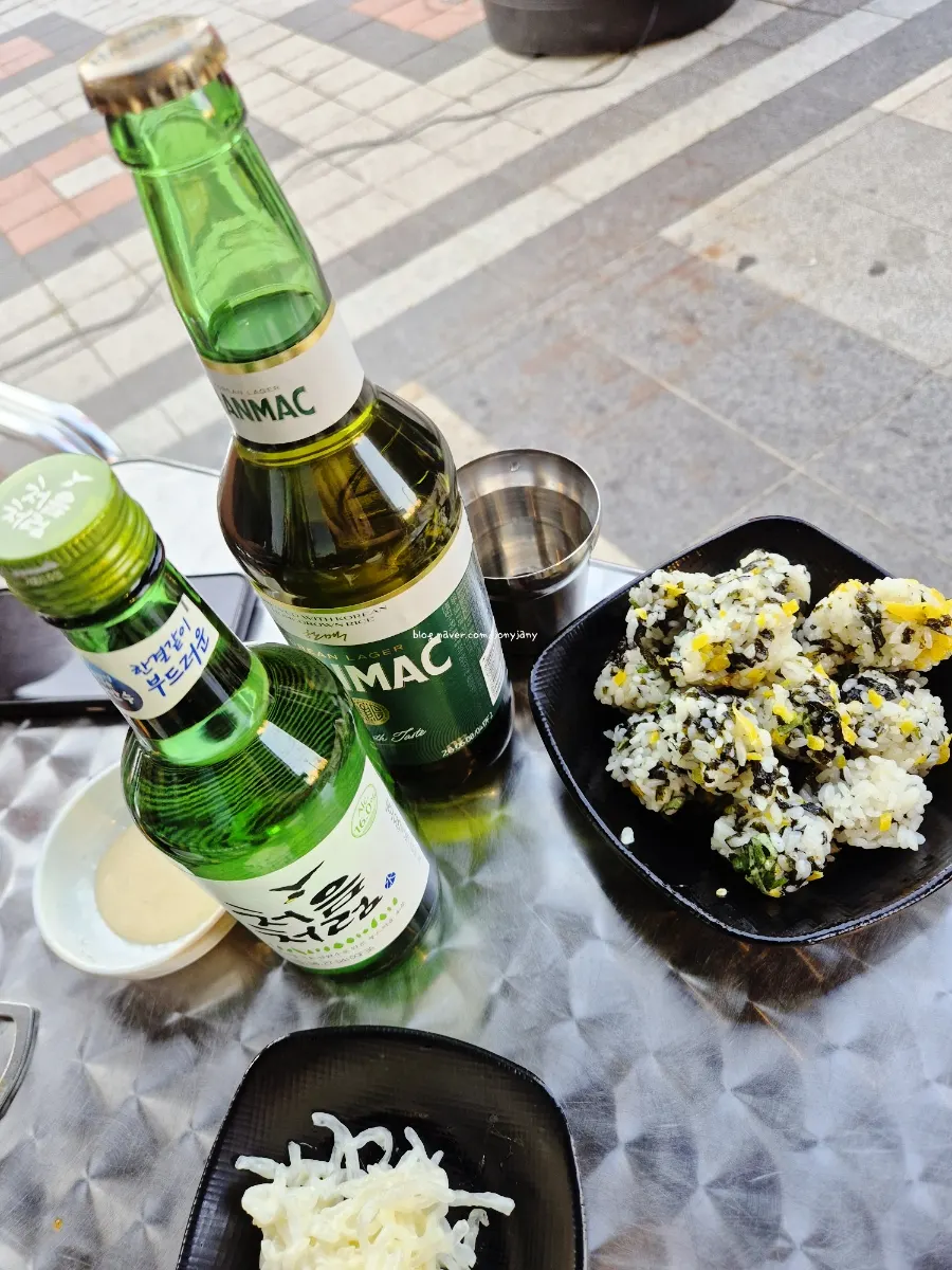 세트 구성으로 차려진 테이블