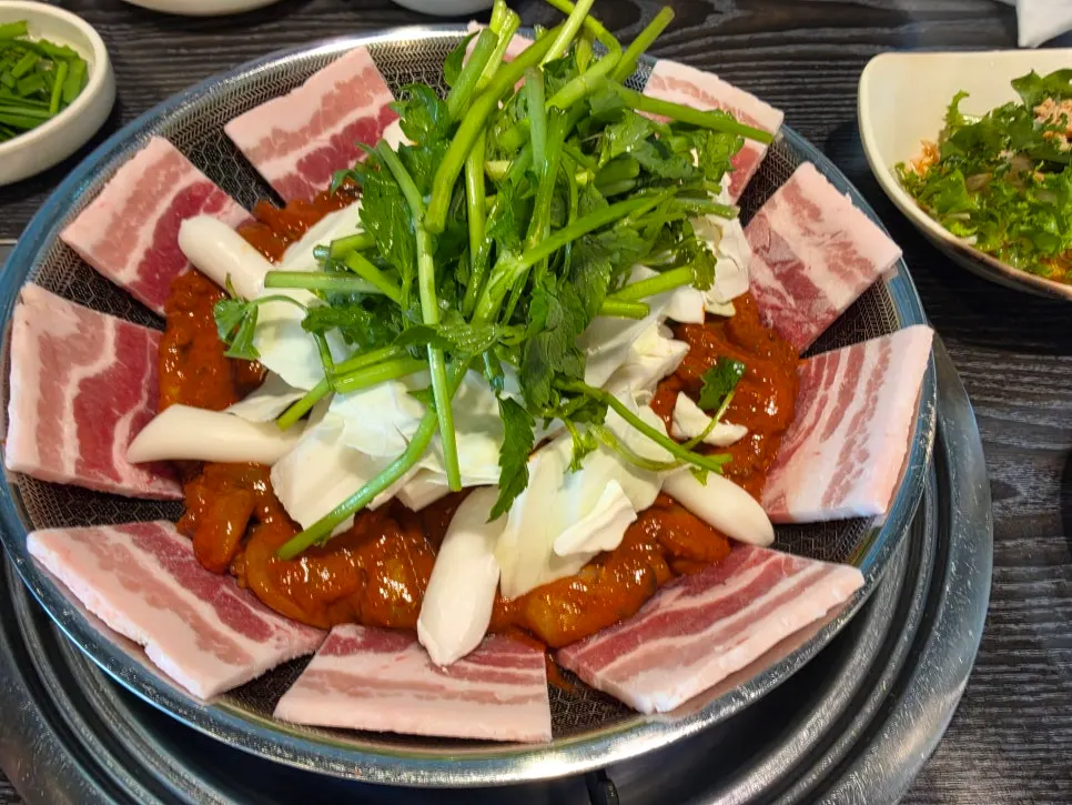 눈꽃치즈 쭈꾸미 사리몽땅 차림