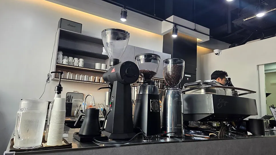Roastery café that handles its own coffee beans
