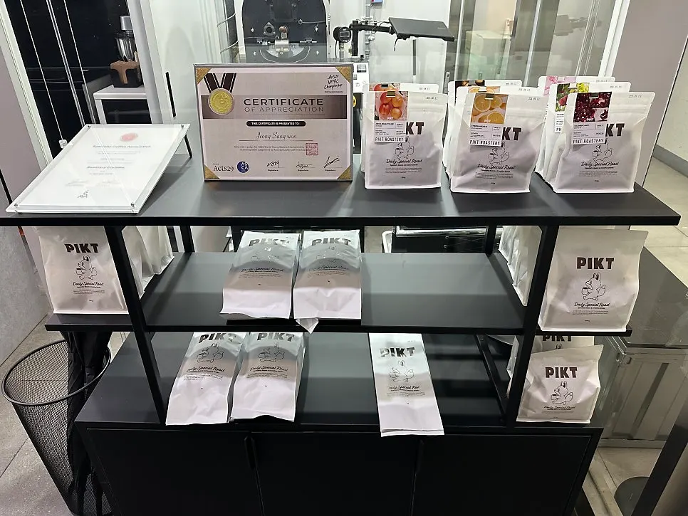 整面玻璃入口后的店内