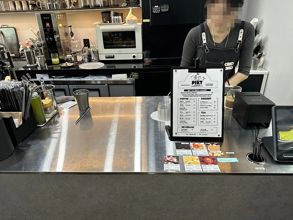 入口旁的挂耳咖啡与咖啡豆陈列架