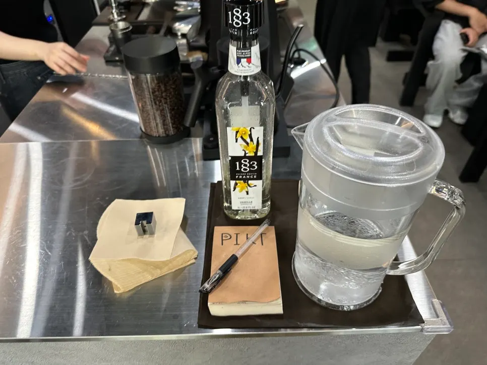 设有咖啡续杯说明的店内空间