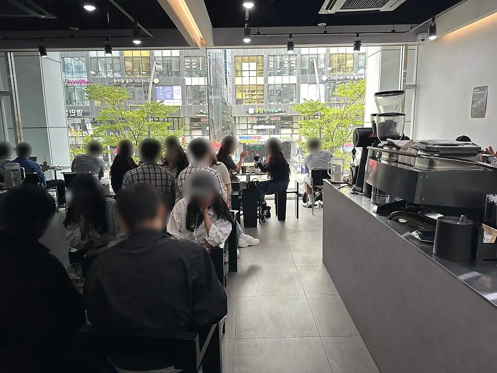 紧凑整洁的咖啡厅内部